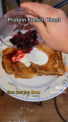 Full Day of Eating to Build Muscle 💪🏼 This is everything that I eat while flexible dieting to get in the best shape possible. Following a strict diet can be hard due to the fact that you have to restrict yourself from all the glorious foods that are out there just calling your name. Flexible dieting helps incorporate these foods into a diet that's much more sustainable in the long run and also proven to work towards your goals. Learning hiw to incorporate these foods into your diet in healthy 