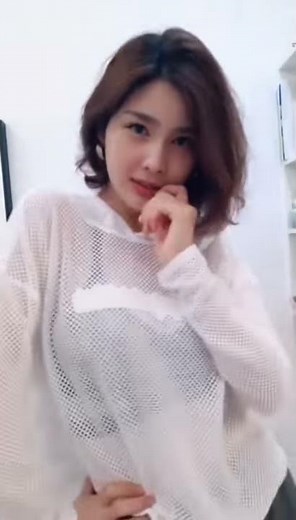 闫盼盼性感露背热舞