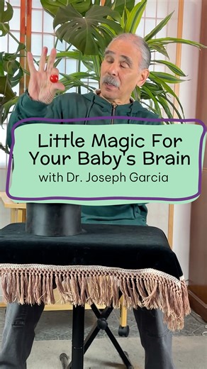 ✨ A little magic for your baby’s brain ✨ When I was younger, I loved doing magic tricks for little kids—because it made them focus, watch closely, and light up with curiosity. 🪄 That’s the same kind of magic sign language brings into your baby’s life! When babies see you using signs words together, they lock in on the movement. Even before they can say the words, they can copy the motions—and that’s powerful communication happening before speech. 🤍 Starting communication early with your pre-sp