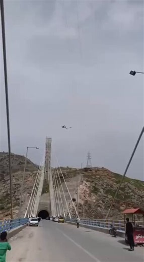 WATCH: 🇮🇷🇺🇸 US helicopters and refueler flying extremely low, in the vincinity of Izeh, Khuzestan Province in Iran