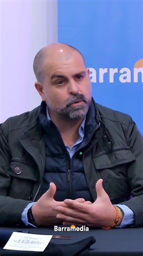 👔 ¿Cómo pasa Javi Galán de ser costalero a vestirse de negro delante de los pasos? 📺 Puedes ver la entrevista al completo en 👉 barramedia.es/ElConclave | Barramedia