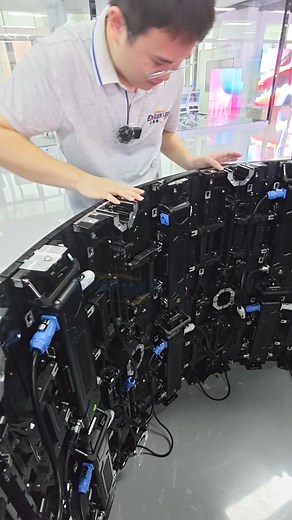 Ceci n'est pas un écran, mais un écran LED de location flexible ! ✅ L'écran LED de location EA500H7 est doté d'un système de fixation rapide et est fabriqué à partir de matériaux durables et esthétiques. Il permet une installation facile et rapide grâce à sa conception avec courbure intérieure et extérieure, et améliore la planéité de l'image. Achetez un écran LED stable chez EagerLED. Website: http://www.eagerled.com Email: info@eagerled.com Whatsapp: 86 153 6103 8665 Instagram: https://www.ins