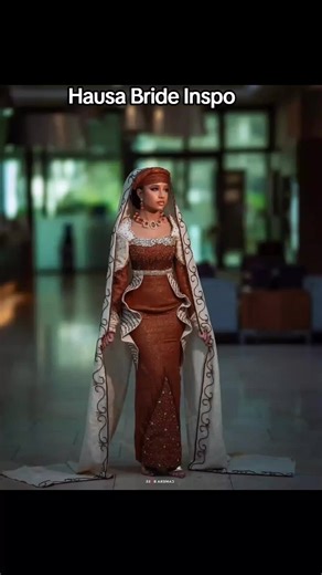 Hausa bridal styling is rooted in royalty, modesty, and timeless elegance. From richly embroidered broderie lace to luxurious damask (Atampa/Shadda), every fabric choice speaks of tradition and status. What defines a true Hausa bridal look isn’t exposure, it’s structure, texture, and grace. Long sleeves, full coverage silhouettes, coordinated veils (gyale), traditional gold jewelry, and detailed henna (lalle) come together to create a bride that looks soft yet powerful. As a stylist, understandi