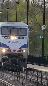 Metra F59PHI 87 Crossing Sequence On Horn