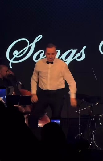 A cringe performance from Kevin Spacey: 🥴