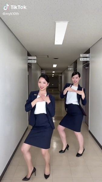 スーツダンスバージョン：POP！キレキレな2人の女性が魅せる踊り！