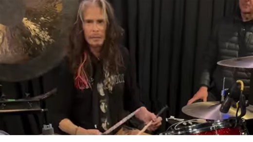 Steven Tyler Messes Up Performance In 2025 - Alternative Nation