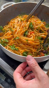 Pasta putanesca: pocos ingredientes y super sabrosa!! 🍝 Pasta linguini, ajo, aceite de oliva, media cebolla, sal al gusto, anchoas, pimienta roja y negra, pasta de tomate, alcaparras, aceitunas negras, tomates enteros 👨🏻‍🍳 Sean sinceros, cuando hagan esta receta van a usar anchoas?? Se que a no a todos les gusta pero les aseguro que no se siente para nada!! 🤣🤣 | Chef James