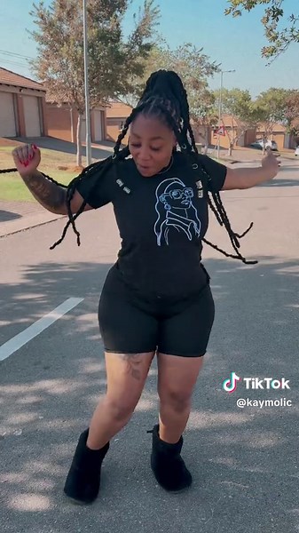 Easy Target Dance Challenge 🔥🔥🔥💃💃💃 . . #kaymolic #vocalist #perfomer #dreadhead #tattoed #easytarget #easytargetdancechallenge #barcadi #barcadimusic #pitori #fyp #treanding #virał #sama28