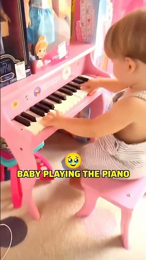 BABY PLAYING THE PIANO