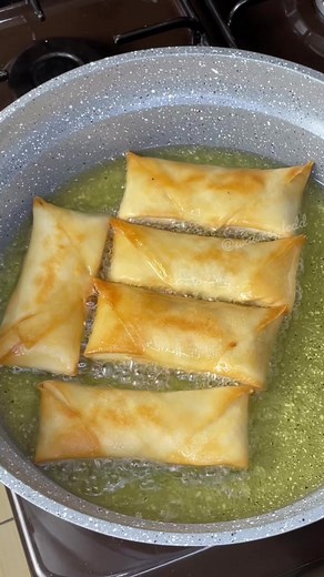 Made organic vegetable spring rolls This recipe is easy to follow and the outcome is delicious. Enjoy making it 😋 Ingredients: Potatoes Onions Carrots Peas Coriander Garlic Extra virgin olive oil Binding mixture: Water All purpose flour Pastry Vegetable oil Seasoning: Paprika Tumeric powder Black pepper Himalayan pink salt #fyp #springrolls #organic