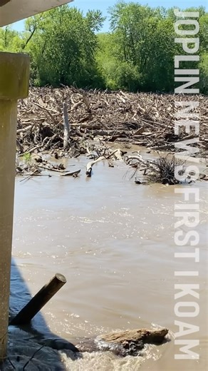 Massive logjam on Neosho River at Twin Bridges State Park is a growing problem >> https://bit.ly/44sjvqY — The logjam continues to grow, it’s about 2 football fields now. “We are asking the public to use precautions in the area and advising boaters to stay clear of the immediate area and be mindful that debris could move under the bridge and downstream very rapidly.” — #GRDA #ODoT #WyandotteNation #WyandotteMarshals #KOAMnewsnow #JoplinNewsFirst #NeoshoRiver #TwinBridgesStatePark #WyandotteOklah