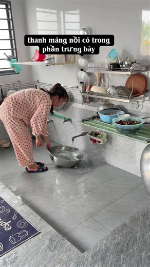 Thiết kế bếp đẹp hiện đại: thanh máng nồi trong phần trưng bày