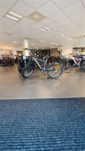 Spolehlivé kolo na sezónu 2026? 🚴‍♀️ AYRA vás bude bavit! Vylepšena o nové komponenty, připravena na trail i pohodové výlety. Tak, jak nás baví. Stačí nasednout a jet. Nová sezóna začíná teď. 😎 | Leader Fox CZ