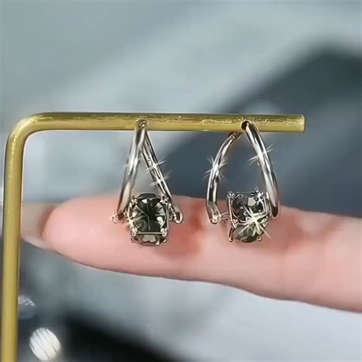 “I’ve been wearing these germanium magnetic therapy earrings for almost a month now, and honestly, I’m a bit surprised. I originally bought them because they looked nice and didn’t expect much at all, but over time I started to notice my skin looked firmer and my facial contours felt more lifted. I really didn’t think something this simple would make a difference, but it actually did.” 👉 Check out more real user experiences:https://www.puroved.com/products/s-earrings | Dr. Sarah Jennings