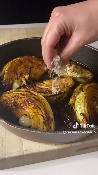 This roasted & caramelized cabbage recipe is so delicious that it will finally make you love cabbage if you weren't already a fan! 🤤🥬 1/2 cabbage cut into slices Salt Pepper Garlic powder Hot pepper flakes 🌶️ Smoked paprika Olive oil Balsamic vinegar Maple syrup Tamari sauce Sriracha Bake at 400’F in convection mode for 50 minutes. Turn the cabbage slices after 25 minutes. Remove from the oven, sprinkle with grated parmigiano and return to the oven for 15 minutes. Bon appétit! #roastedcabbage