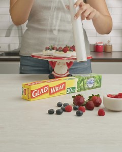 Bringing the pavlova to festive celebrations? Keep cake intact and protected with this airtight GLAD WRAP hack! 🎂✔️ | Glad Australia