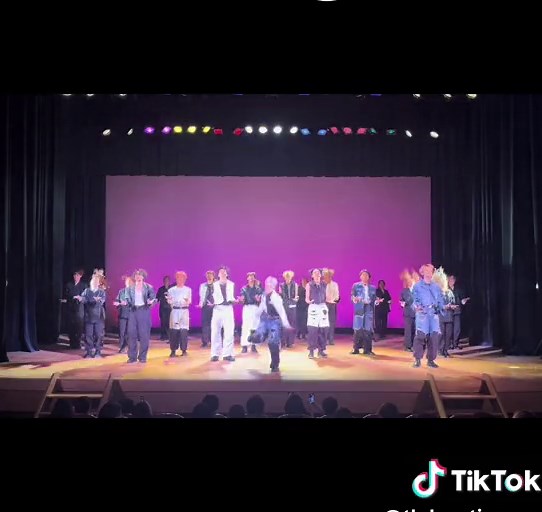 大学のサークルでSEVENTEENの「super」ダンスカバー