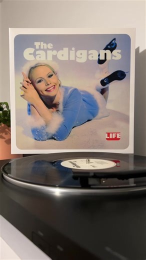 Artista: The Cardigans Álbum: Life Año: 1995 Antes del éxito masivo con Lovefool, The Cardigans ya tenían todo el estilo. Life es pop suave con toques de jazz y bossa nova, envuelto en una estética retro que sonaba increíblemente bien. #thecardigans #life #90s #swedishpop #vinylcollection #nowplaying #vinylcollector