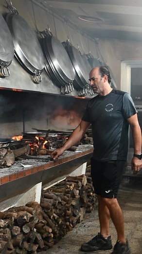 Menudo espectáculo es esto: ver a Jose controlar el fuego. Sobran las palabras, habla la leña. 100% Alter. | Restaurant L'Alter (Restaurante El Alter)