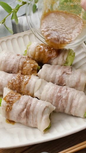 【豚バラレタス巻きのレンジ蒸し】 レタスを豚バラ肉で巻く、メインおかずです。肉の旨味を吸い込んだレタスのシャキシャキ食感がたまらないひと品です。ついつい箸が進みますよ。 レシピの詳細はこちらから↓✨ https://macaro-ni.jp/120119 | macaroni