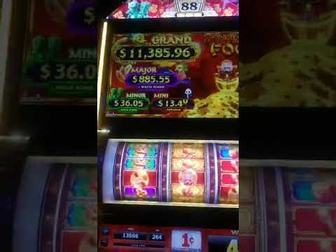 Dancing foo slot bonus and play