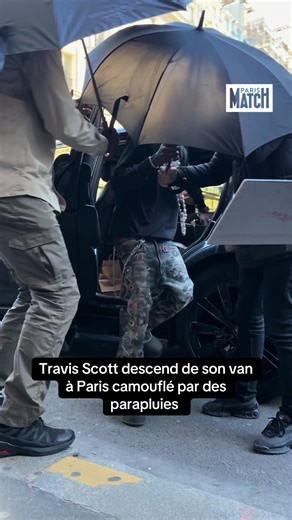 Travis Scott à Paris : Mode et Mystère sous les Parapluies