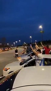Nos Estados Unidos, eles se reuniram a uma distância segura em seus carros, para orar e louvar a Deus 😍🙏🏾 https://youtu.be/pX-hd8ErtCQ 🙌 | Sound Gospel Brasil