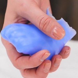 She simply dips body parts in hot paraffin | 5-Minute Recycle