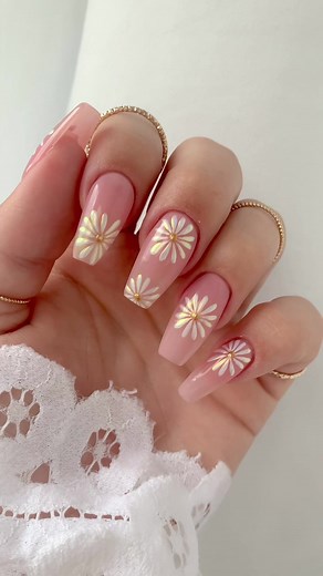 Daisy Nail Art Tutorial: Iridescent Chrome Daisies