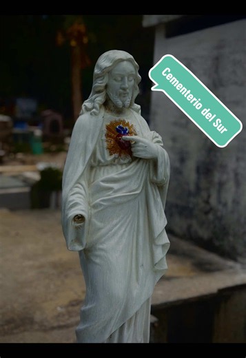 El Cementerio del Sur 🪦 Tuve una pauta por estos lados y por primera vez entró a este cementerio, el cual hace un tiempo era bastante peligroso venir (cuenta la gente). Quedé fascinada con la arquitectura de las lápidas, tumbas, columbarios, mausoleos, cenotafios que existen en ese espacio. Claramente quedé con más preguntas y con ganas de volver y seguir escuchando algunos cuentos del señor Pastor. Si tú sabes algo más que yo no se del cementerio del sur, déjalo en los comentarios 👇🏼😎 #ceme