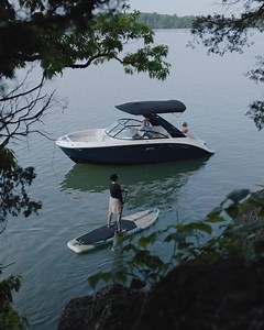 Designed for effortless days on the water, the SDX 230 delivers premium comfort, sleek style, and versatile performance—all in a compact 23-foot package. | Sea Ray Boats