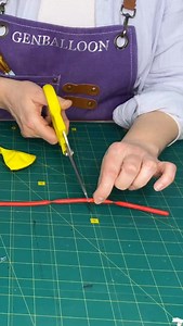 Balloon chicken. Free ♥️♥️♥️ Step by step tutorial in English on our YouTube channel. #balloon #balloonchicken #balloondecor #diy #funny | Genballoon