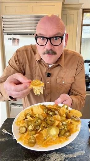 Simple Cinco de Mayo Snack - 3 Ingredient Nachos #pickles #jalapenos #nachos #perfect #cincodemayo