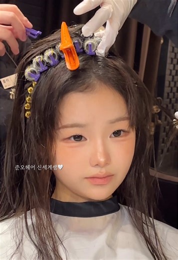 잔머리펌은 이마를 가리기 위한 목적도 있지만, 이미지를 더 귀엽게 만들어주고 어려보이는 동안효과도 있어요☺️ 라인만 살짝 정리해 주면 묶었을 때 완성도가 확 달라집니다 여기에 뿌리 볼륨펌을 같이 진행해서 ✔ 정수리 볼륨을 살리고 ✔ 옆 볼륨을 올려 얼굴이 자연스럽게 작아 보이도록 밸런스를 맞춰드렸어요 두 시술은 각각도 좋지만 같이 했을 때 얼굴형 보완 효과가 훨씬 확실하죠🍀 참!! 📌 염색은 하고 오지 말아주세요 펌 → 염색 순서로 진행해야 모발 손상을 줄이고 컬과 볼륨을 건강하게, 오래 유지할 수 있습니다 저장해두고 상담 때 보여주시면 더 정확하게 설명드릴게요🤍 #잔머리펌 #잔머리 #앞머리펌 #뿌리펌 #뿌리볼륨펌