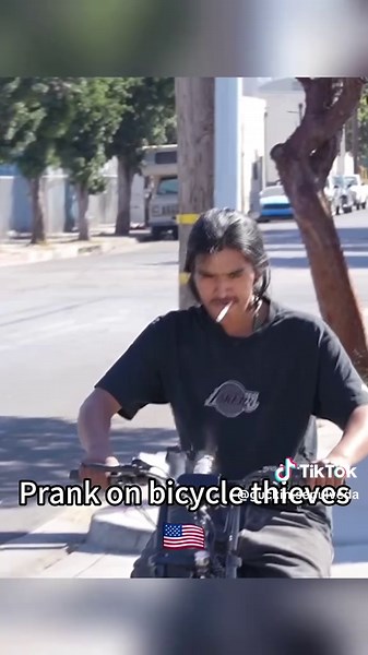 Prank on bicycle thieves.#funny#Funny Videos#justice#theft#embarrassed | pranks