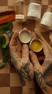 🌱🦷 Higiene bucal natural 🪥Para el cepillado puedes usar dos tipos de pasta según tus necesidades, yo uso ambas dependiendo del momento. • Si hay sensibilidad, inflamación o sangrado, mezcla 20ml de aceite de coco con una pizca de cúrcuma. El coco es antifúngico y antibacteriano y crea una capa protectora sobre el esmalte, mientras que la cúrcuma es antiinflamatoria y cicatrizante, ayudando a que las encías se reparen. • Cuando necesitas una limpieza más profunda y remineralizar el esmalte, me