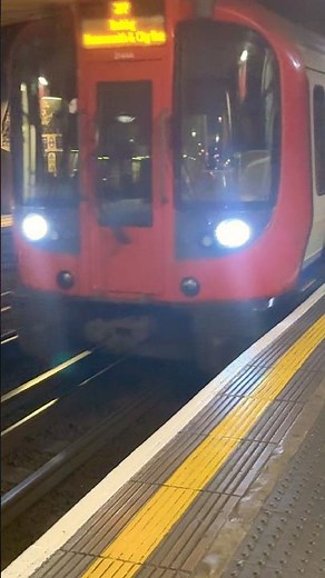 Hammersmith and city train arriving at Baker Street station