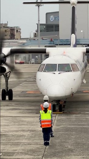 機軸線上に並んでエンジン・チェック！ANA WINGS Bombardier DHC-8-402Q Dash 8 大阪国際（伊丹）空港 #Shorts