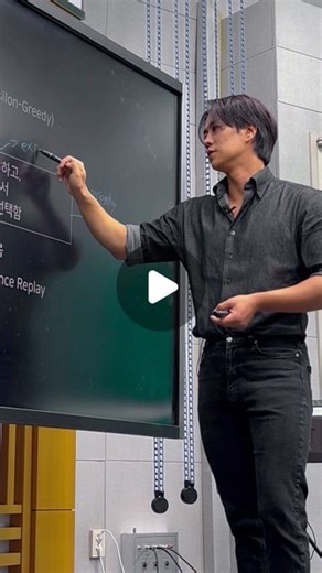JAY | Connect AI LAB on Instagram: "오늘은 Reinforcement learning이 deeplearning을 사용하여 2015년 atari 의 breakout 을 human level까지 플레이할수 있었던 기념비적인 DQN에 대해서 설명했어요. 제 강의에서 항상 중요하게 다루는 내용은 명확힌 이론 전달뿐만 아니라, 현대에서는 이 이론이 어떻게 변하였고 이런것들을 어떻게 변경하여 빠르게 발전하는 세상에 적용해야하는지에 대해서 많이 강조했어요. 전통적인 이론은 현대에서 전혀 필요하지 않을수도 있거든요. 진짜 사용할수 있는 지혜를 드리고 싶었어요. 요즘 너무 피곤하고 체력의 한계를 느끼지만 세상에 모든 사람이 인공지능 교육의 기회를 받을수 있도록 열심히 노력하고 있어요. 저는 아직도 교육이 세상을 바꿀수 있을거라고 믿어요. Today, I talked about the monumental DQN, which used deep learning in reinfo