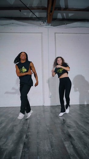 Pro Cheerleader Dance Performance 🐆👯‍♀️