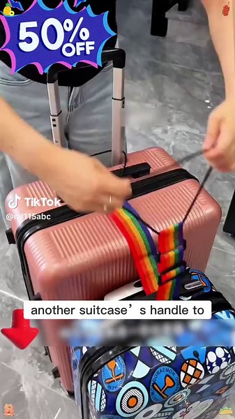Finally found this luggage strap, which can connect suitcases, large and small bags together—essential for holiday travel