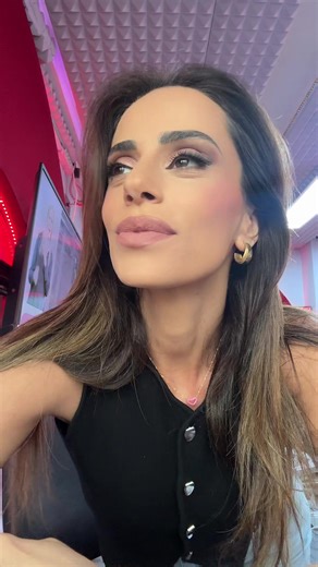 Τα έχω βρει με τον εαυτό μου .. Λέει το τραγούδι και θα συμφωνήσω. Η αυτοκριτική, όταν γίνεται με αγάπη, δεν πονάει — θεραπεύει.. Εύχομαι να μιλάς στον εαυτό σου με καλοσύνη. Να του δίνεις χρόνο να μάθει, χώρο να πέσει και αγάπη να σηκωθεί. Από εκεί έρχεται η δύναμη @Ηλίας Βρεττός @Sfera Radio 102,2 #onair