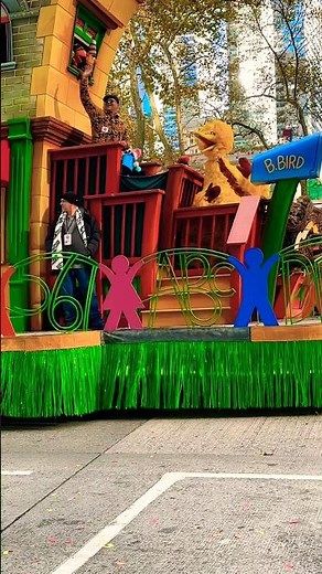 Elmo, Big Bird & The Whole Sesame Street Crew Celebrate at the Macy’s Parade!