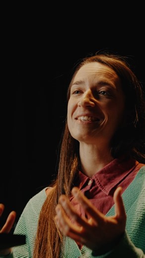 🎭 Créer Cet été qui chantait, c’est d’abord une aventure humaine. Marie-Ève Fontaine raconte comment elle s’est entourée d’artistes d’une grande expérience pour donner vie à ce spectacle. Une création qui s’est construite sur plusieurs années, par étapes, avec du temps pour rechercher, imaginer, essayer… et surtout se retrouver. À chaque rencontre, la même énergie : 💛 la joie sincère de créer ensemble, ✨ la curiosité partagée, 🎨 et le plaisir de bâtir un univers poétique qui leur tenait tous 