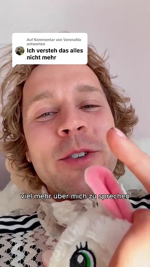 Antwort auf @VerenaNo neben all den Gedanken dazu nochmal in kurz: ich nutze alle Pronomen. Freue mich, wenn ihr durchwechselt. Bei sie/ihr freue ich mich zB immer sehr und fühle mich gesehen, während er/ihm sich aktuell eher neutral anfühlt. So wurde ich halt vor meinem outing auch immer angesprochen.. bin da aber absolut fein mit, sofern wir nicht intensiveren Kontakt haben und du immer nur er/ihm für mich nutzt. Dey, hen, sier, xier passt auch; hab ich aber (noch) keinen wirklichen Bezug zu. 