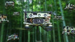 Cet essaim de drones parvient à voler à travers une forêt en toute autonomie