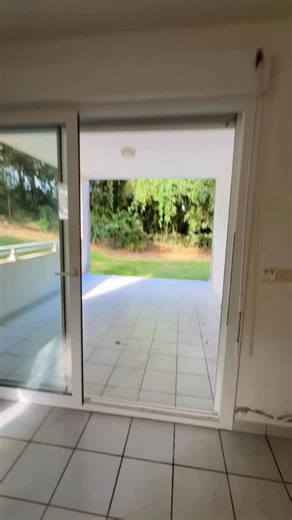 Agence immobilière d’ici et là on Instagram: "🏡 T4 Terreville avec jardin au calme absolu 🌿✨ Schoelcher (97233) – PrT4ÀVendre #Schoelcher #AppartementAvecJardin #Investissement #CalmeEtVerdure #AppartementÀRénovation #Immobilier972 #MaisonDeRêve #BienRare #JardinPrivatif #Varangue #CoupDeCoeurImmobilier #Immobiliermartinique 🍴 Cuisine ouverte sur la terrasse 🛏️ 3 chambres, dont une suite parentale avec salle d’eau et WC 🚿 🛁 Grande salle d’eau princ