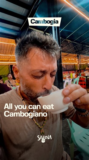 Il cibo non ha confini: è l'amore che si cucina e si condivide. No, non è un vecchio mantra, ma è la filosofia che si vive in questo all you can eat in Cambogia dove "sharing is caring". E noi, si sa, non siamo timidi, quindi buon appetito! #sivola #cambogia #sivolaincambogia | SiVola