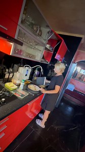 181K views · 1.3K reactions | Când o întreb dece nu doarme cu mine în pat ea răspunde… ☝️ #nelsonmondialu #acasă #oconașa #banii #tukan | Nelson Mondialu' Fenomen | Facebook